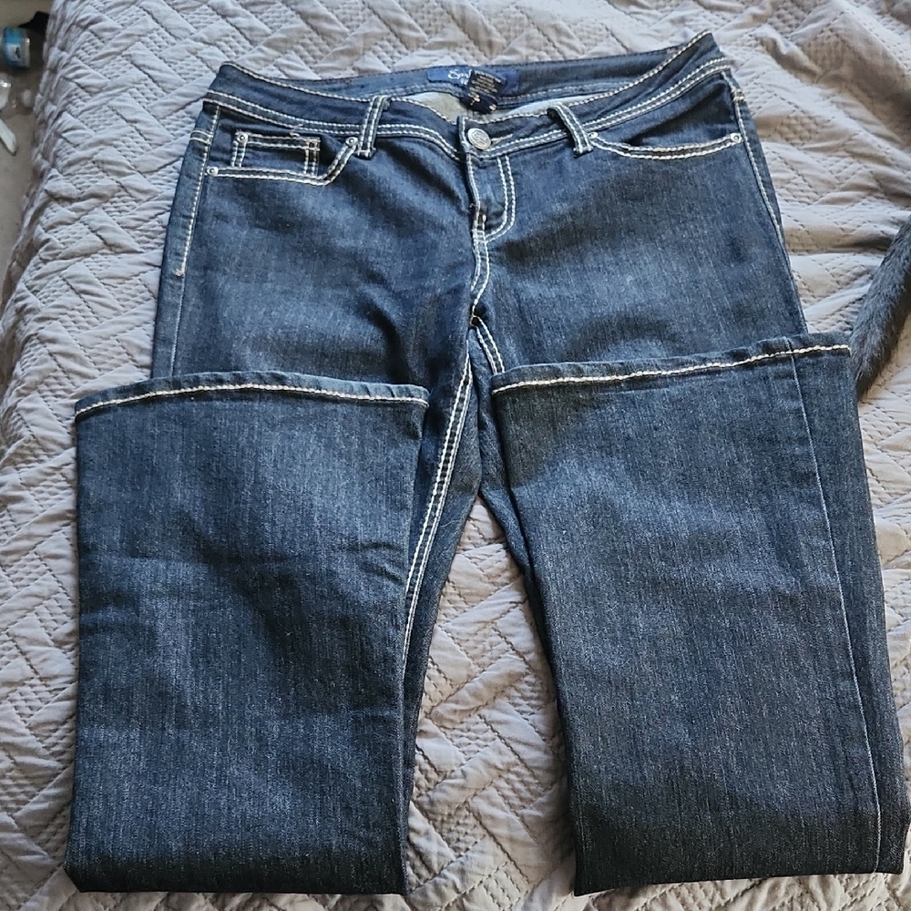 Blue Straight Leg Jeans with Classic Denim Style
